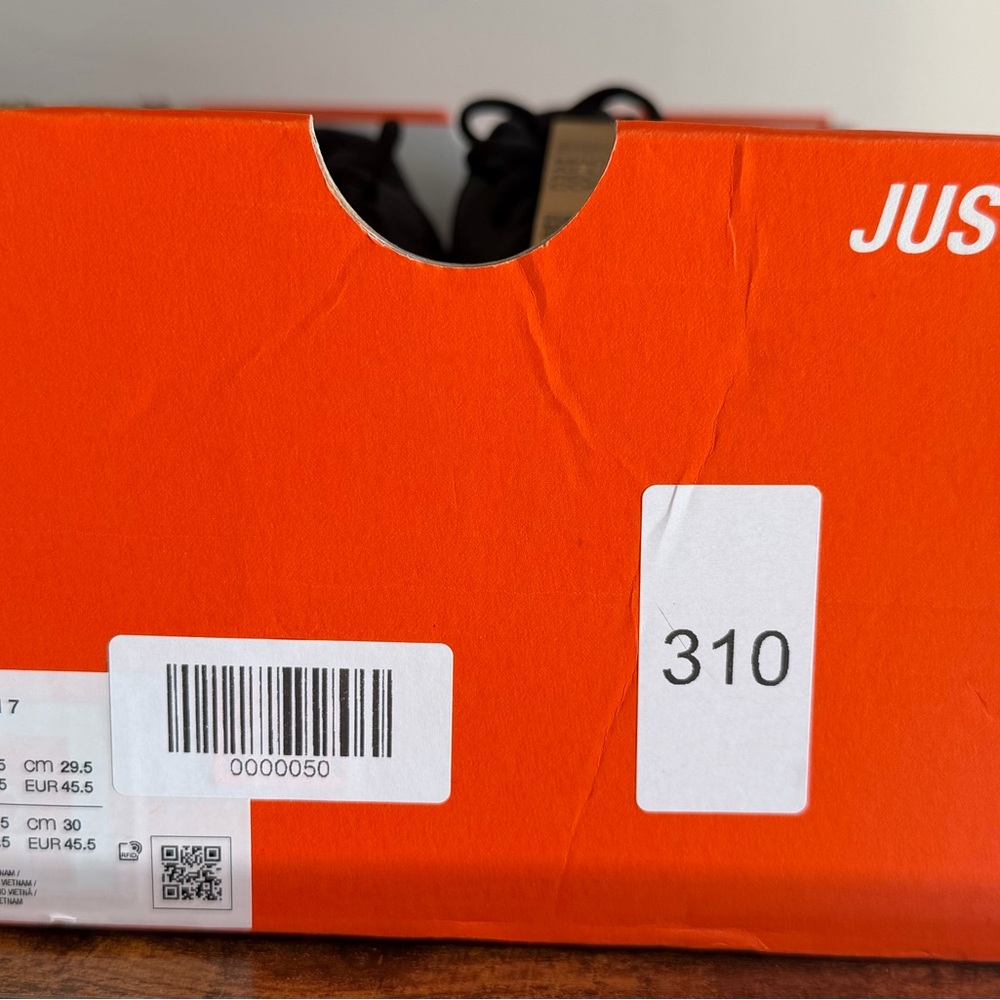 Nike Revolution Men Black and White Athletic Shoes Size 11.5 box No lid #71 - Picture 10 of 12